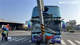 台南,第六分局,遊覽車,號誌桿,警方,機車,分隔島（圖／翻攝畫面）