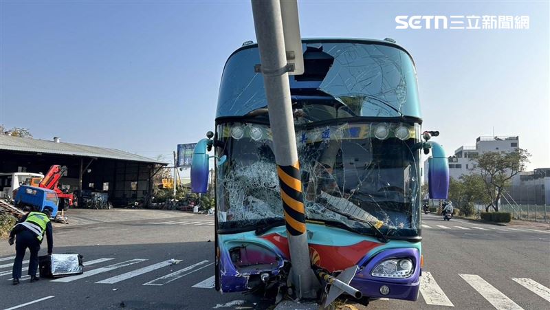 號誌桿「剖半嵌入」遊覽車　驚悚畫面曝光