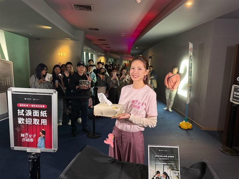 安心亞在影廳外發衛生紙，讓影迷可以安心哭哭。（圖／双喜提供）