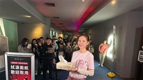 安心亞在影廳外發衛生紙，讓影迷可以安心哭哭。（圖／双喜提供） 