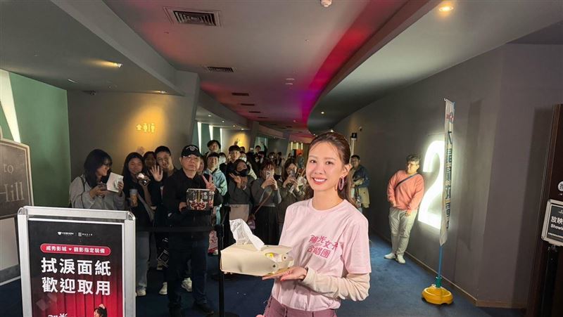 安心亞驚喜現身影廳外　貼心發拭淚衛生紙