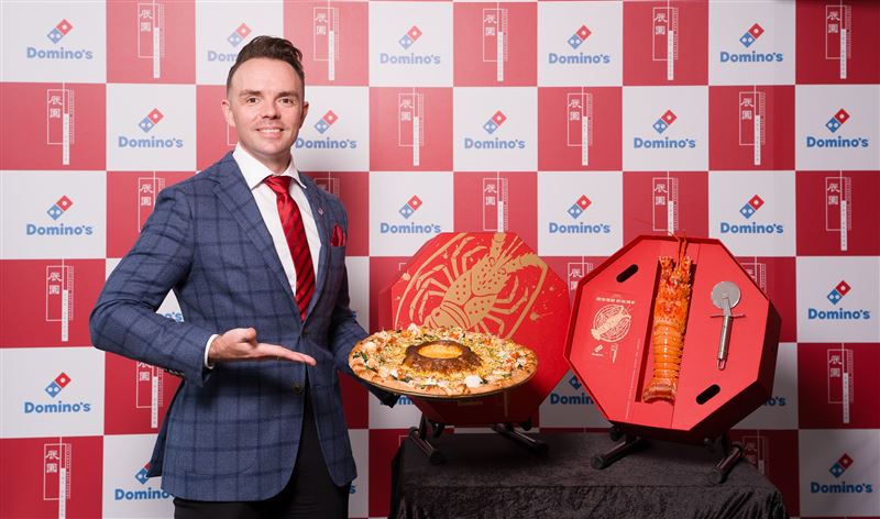 豪奢迎新年，達美樂攜手米其林入選餐廳「辰園」，聯手打造「極品大龍蝦金沙起司火山披薩」將象徵富貴的大龍蝦入饌。（圖／品牌業者提供）