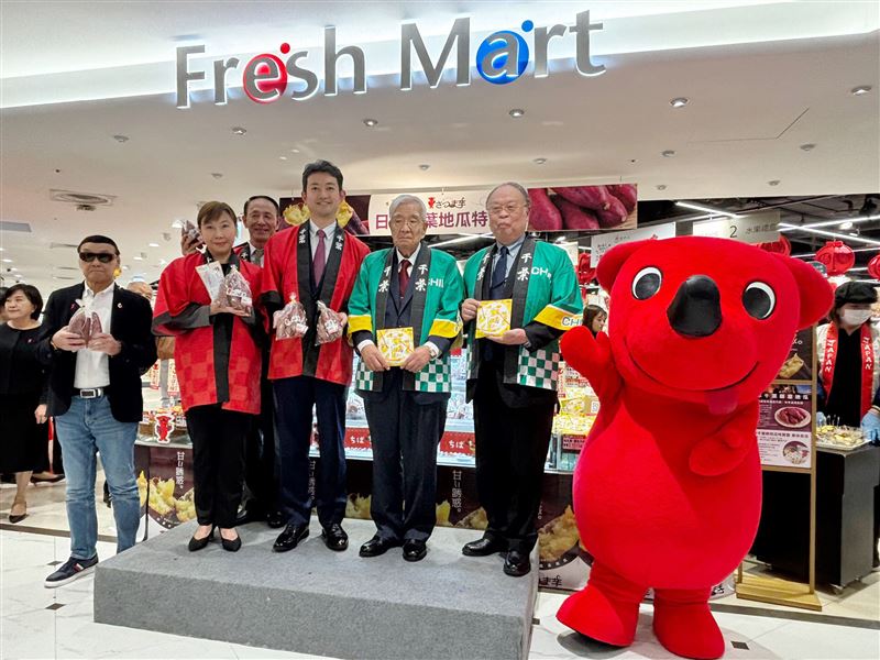 遠東SOGO忠孝館Fresh Mart 特選日本千葉縣地瓜開賣活動，SOGO副總、店長與千葉縣知事熊谷俊人(左四)特別來台一同推廣。（圖／品牌業者提供）