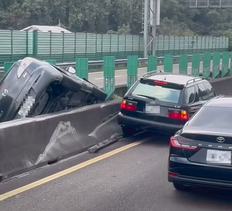 歐洲車撞翻馬自達，卡在中央分隔島中間。（圖／翻攝自《爆料公社》）