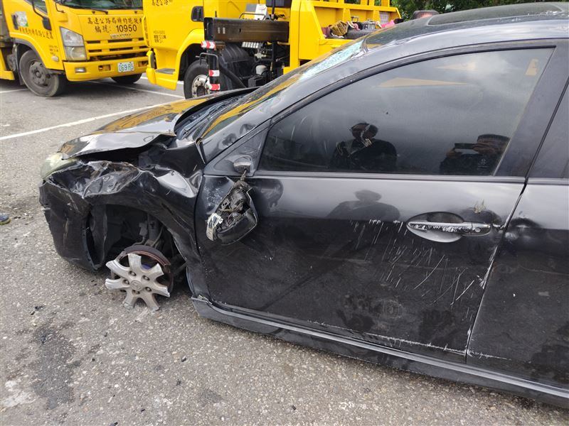 馬自達翻進中央分隔島，撞到連輪胎都不見了。（圖／翻攝畫面）