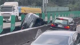 中央分隔島,撞擊,國道,汐止（圖／翻攝自《爆料公社》）
