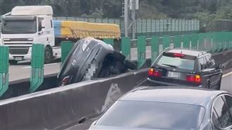 女駕換車道撞內線車　他慘翻車「卡縫」