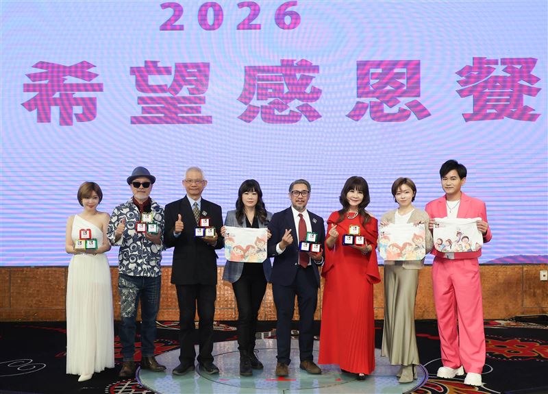 龍千玉（右3）領軍，眾多歌手齊聚力挺公益。（圖／台灣愛與希望國際關懷協會提供）