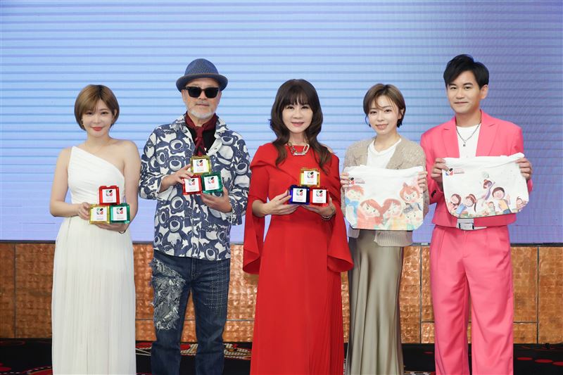 孟慶而（左起）、班鐵翔、龍千玉、王瞳、吳俊宏為受虐兒獻唱。（圖／台灣愛與希望國際關懷協會提供）