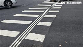 近期各大路口斑馬線上多出三條線，引起不少用路人好奇用途。（圖／劉世澤攝影）