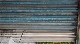 檳榔西施緊急將鐵門拉下打烊。（圖／翻攝畫面）