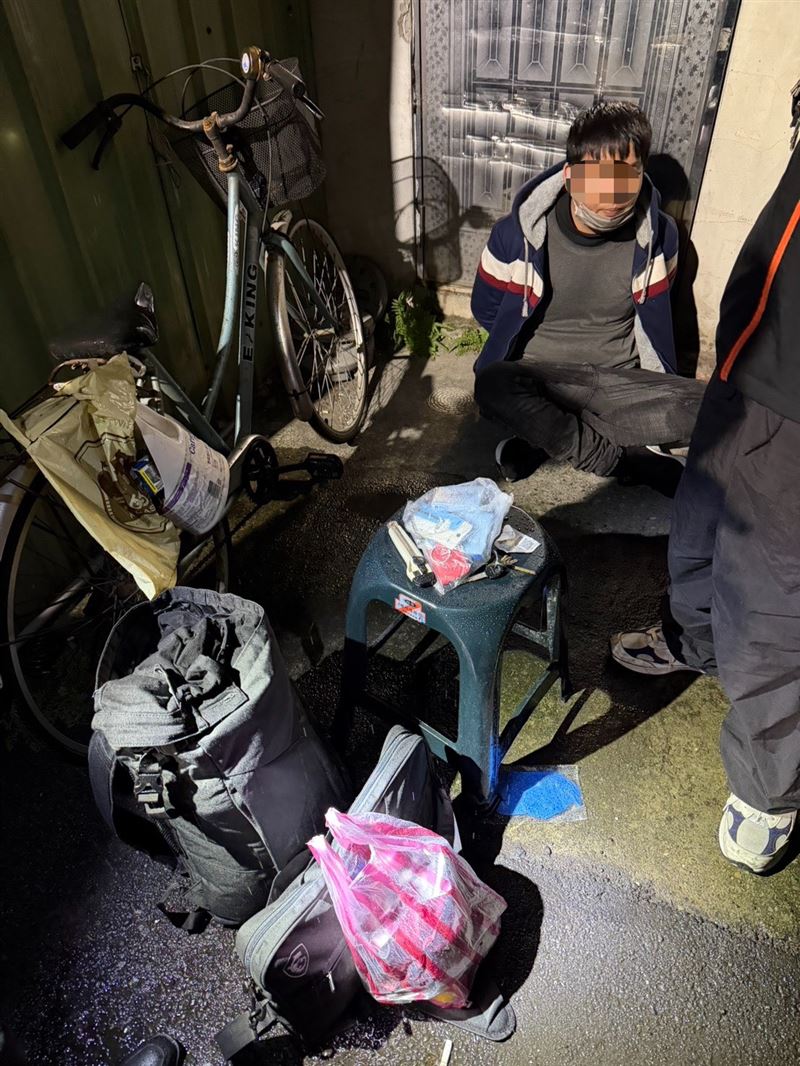 新北市蘆洲逆子廖聰賢殺害父母，37刀斃命，帶著簡單的家當逃命。（圖／翻攝畫面）