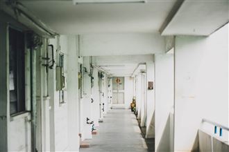 送女兒上學違停遭勸導！老爸暴怒推打教官