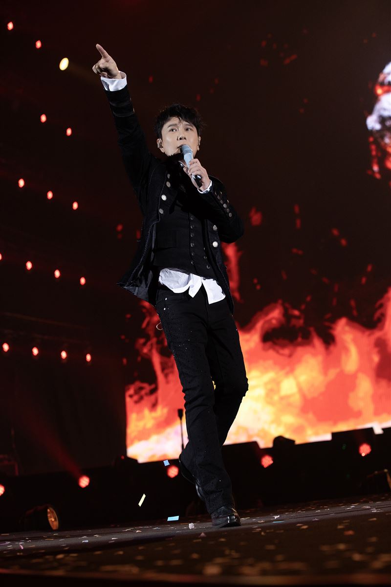 張信哲首度站上臺北大巨蛋，演唱〈過火〉、〈愛如潮水〉等經典曲目。（圖／喬山健康科技提供）