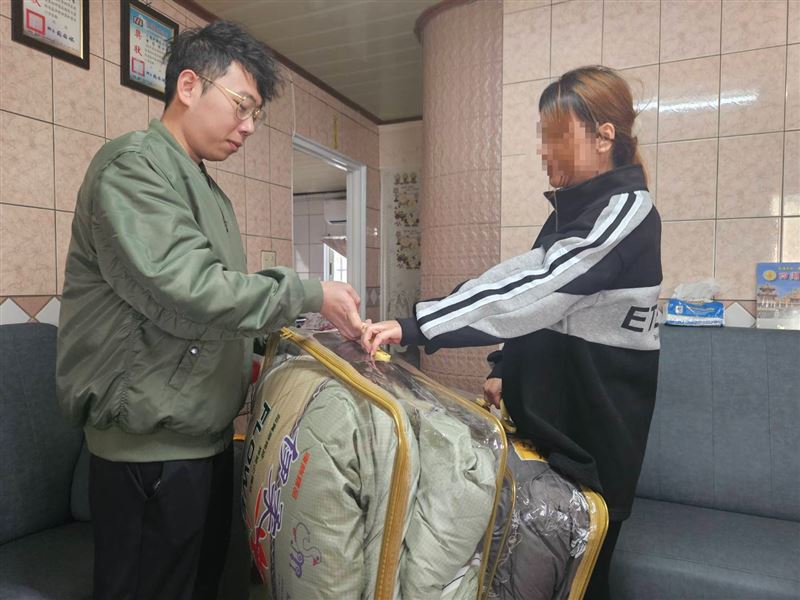 善心人士胡珊珊送來暖被，社工也親自將兩床新棉被送到家中，讓已經壓扁多年的舊被子終於能汰換。（圖／雲林家扶中心提供）