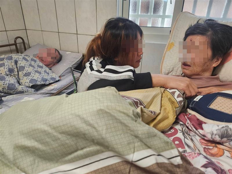 小琪每天都會貼近爸爸媽媽耳邊輕聲說話，即使多半得不到回應，她仍不曾停下這樣的陪伴。（圖／雲林家扶中心提供）