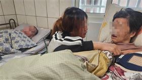 小琪每天都會貼近爸爸媽媽耳邊輕聲說話，即使多半得不到回應，她仍不曾停下這樣的陪伴。（圖／雲林家扶中心提供）