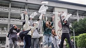 考生拋試卷開心宣告學測結束115學年度學科能力測驗19日下午最後一科社會科考試於下午2時40分結束，宣告今年學測考試正式結束，考生將模擬試卷拋向天空慶祝。中央社記者裴禛攝　115年1月19日