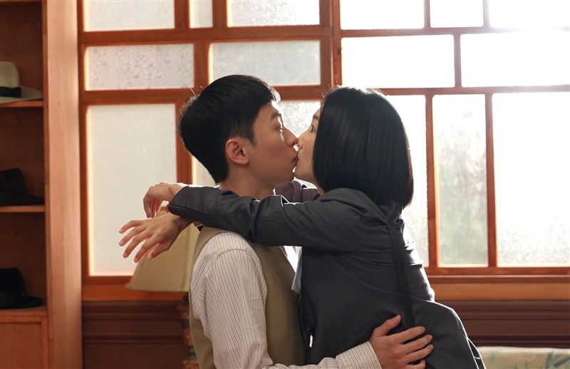 陳玹宇（左）和許瀞蔆（右）拍攝吻戲，緊張到全身冒汗。（圖／台視提供）