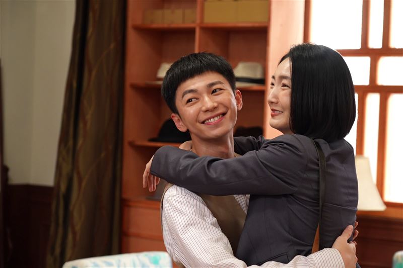 陳玹宇（左）是第一次和女生拍攝吻戲。（圖／台視提供）