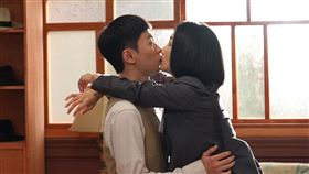 陳玹宇（左）和許瀞蔆（右）拍攝吻戲，緊張到全身冒汗。（圖／台視提供）