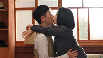 BL男星拍吻戲「吃螢光咖哩」吻到全身冒汗