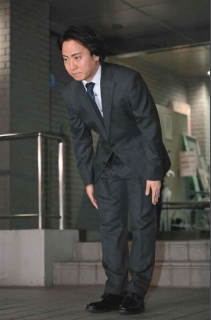 歌舞伎俳優中村鶴松今晚步出警局時，向等候多時的大批媒體鞠躬道歉。（圖／翻攝自日網）