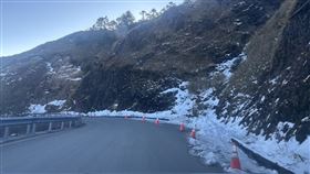 合歡山夜間有結冰機率　台14甲線預警封閉交通部公路局中區養護工程分局表示，受強烈大陸冷氣團影響，台14甲線3000公尺以上高海拔路段夜間有路面結冰機率，18公里處翠峰至41.5公里處大禹嶺路段，5日下午5時至6日上午7時預警封閉。（交通部公路局提供）中央社記者蕭博陽南投縣傳真　115年1月5日