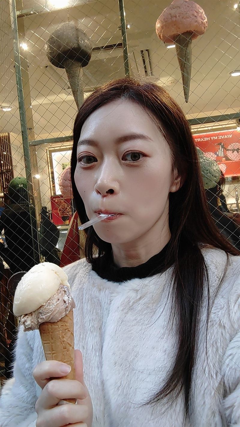 空姐「三雲彩葉」皮膚相當乾淨，E罩杯的雙峰雖然略有下垂但相當自然。 （圖／翻攝自三雲彩葉Ｘ）