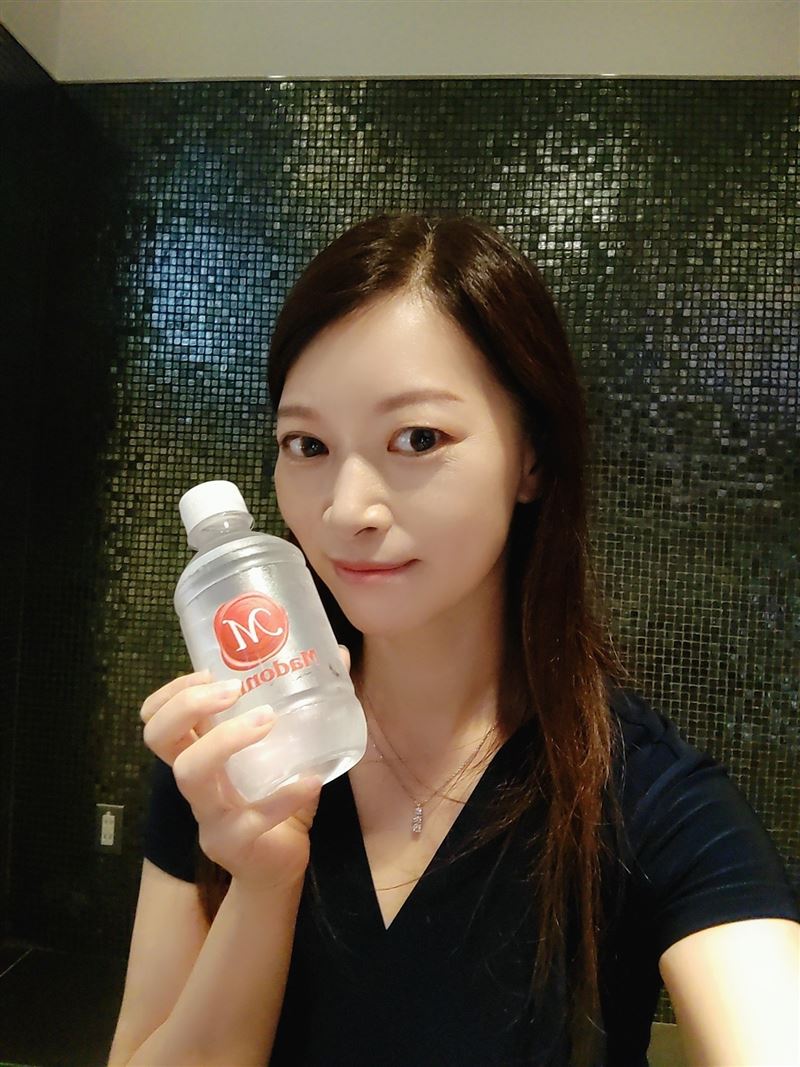 42歲國際線的空姐「三雲彩葉」狂看A片男女優妖精打架，越看就越想要，於是出道成為AV女優。（圖／翻攝自三雲彩葉Ｘ）