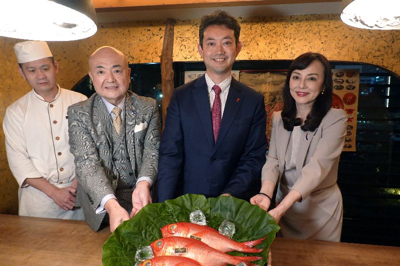 千葉縣產金目鯛的宣傳活動日本千葉縣知事熊谷俊人（右2）來台，連兩天舉行「千葉縣產金目鯛的宣傳活動」，日本台灣交流協會代表片山和之（左2）與妻子片山優香里（右1）19日到場共襄盛舉