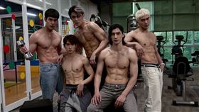 敢拍又敢露！《男公館》男主角們不時大秀精壯肌肉。（圖／翻攝自男公館臉書）