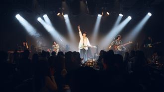 樂團開唱一半出事了　2成員台上突抽筋