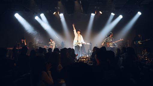 樂團開唱一半出事了　2成員台上突抽筋