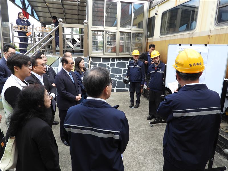 台鐵公司報告EMU100列車保存情形。（圖／交通部提供）