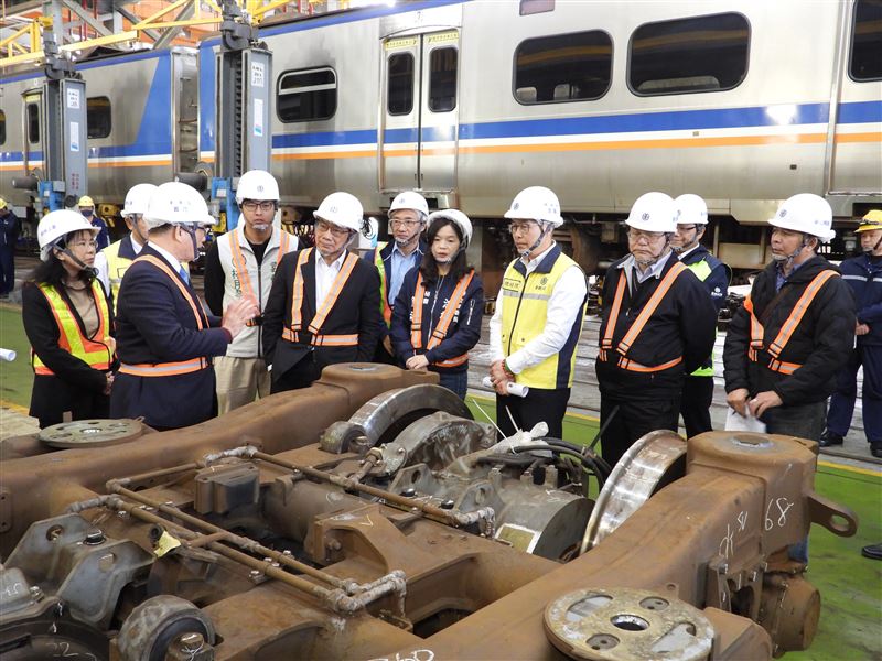 台鐵公司鄭光遠董事長說明車輛維修情形。（圖／交通部提供）