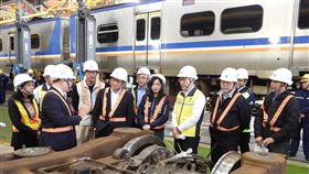 台鐵公司鄭光遠董事長說明車輛維修情形。（圖／交通部提供） 