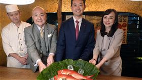 千葉縣產金目鯛的宣傳活動日本千葉縣知事熊谷俊人（右2）來台，連兩天舉行「千葉縣產金目鯛的宣傳活動」，日本台灣交流協會代表片山和之（左2）與妻子片山優香里（右1）19日到場共襄盛舉。中央社記者楊堯茹攝　115年1月19日