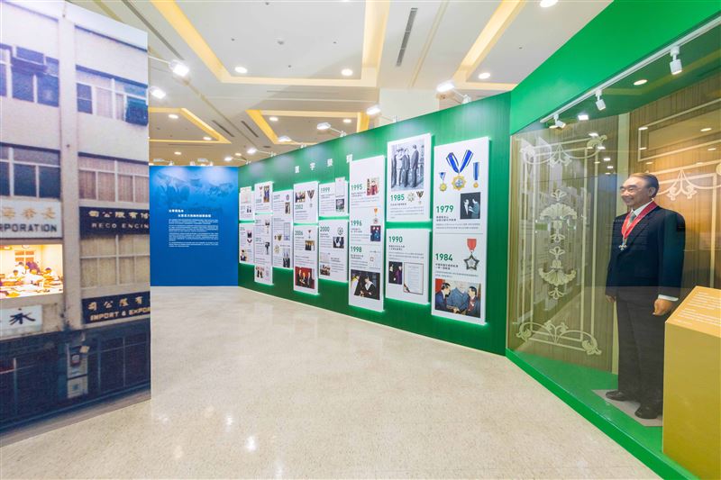 特展首度對外公開張榮發生前委由已故知名蠟像大師林健成精心製作的等身比例蠟像，還原呈現張總裁於2006年獲頒「大英帝國司令勳章」的神情與風采。（圖／張榮發基金會提供）