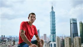 艾力克斯霍諾德（Alex Honnold）將挑戰徒手攀登台北101外牆，，過程將在Netflix特別直播節目《赤手獨攀台北101：直播》播出。（圖／翻攝自Netflix）