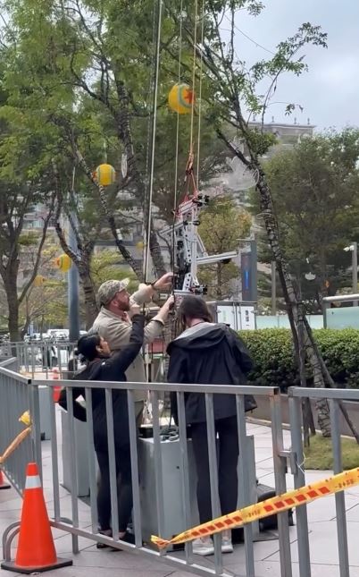 Alex試爬台北101時，地面工作團隊小心翼翼調校繩索。（圖／翻攝自X平台 @lance801204）