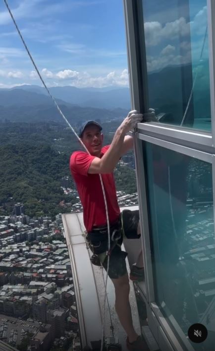 美國攀岩傳奇Alex Honnold試爬台北101，見室內民眾拍照，露出靦腆笑容。（圖／翻攝自X平台 @tinaku1991）