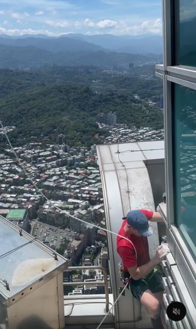 網友表示光看Alex攀爬的照片，兩腿都在發抖。（圖／翻攝自X平台 @tinaku1991）