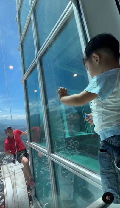 Alex看到小朋友貼窗好奇張望，難得放慢腳步揮手打招呼。（圖／翻攝自X平台 @tinaku1991）