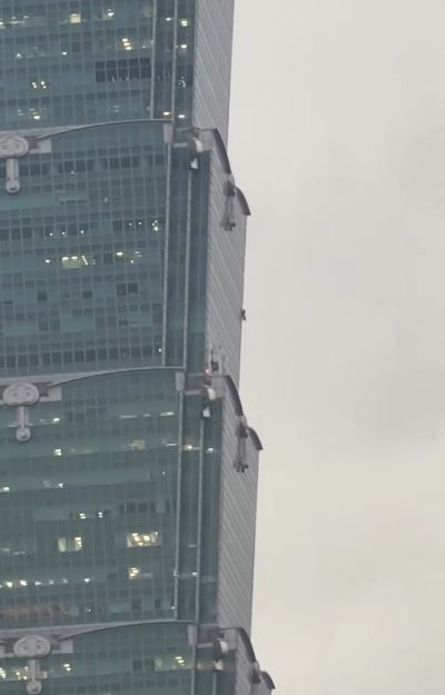 民眾從遠處用手機拍下Alex攀爬台北101的畫面，相當震撼。（圖／翻攝自X平台 @c.j_131）