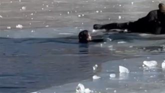 遊客闖冰湖「極凍慘死」　絕望掙扎畫面曝