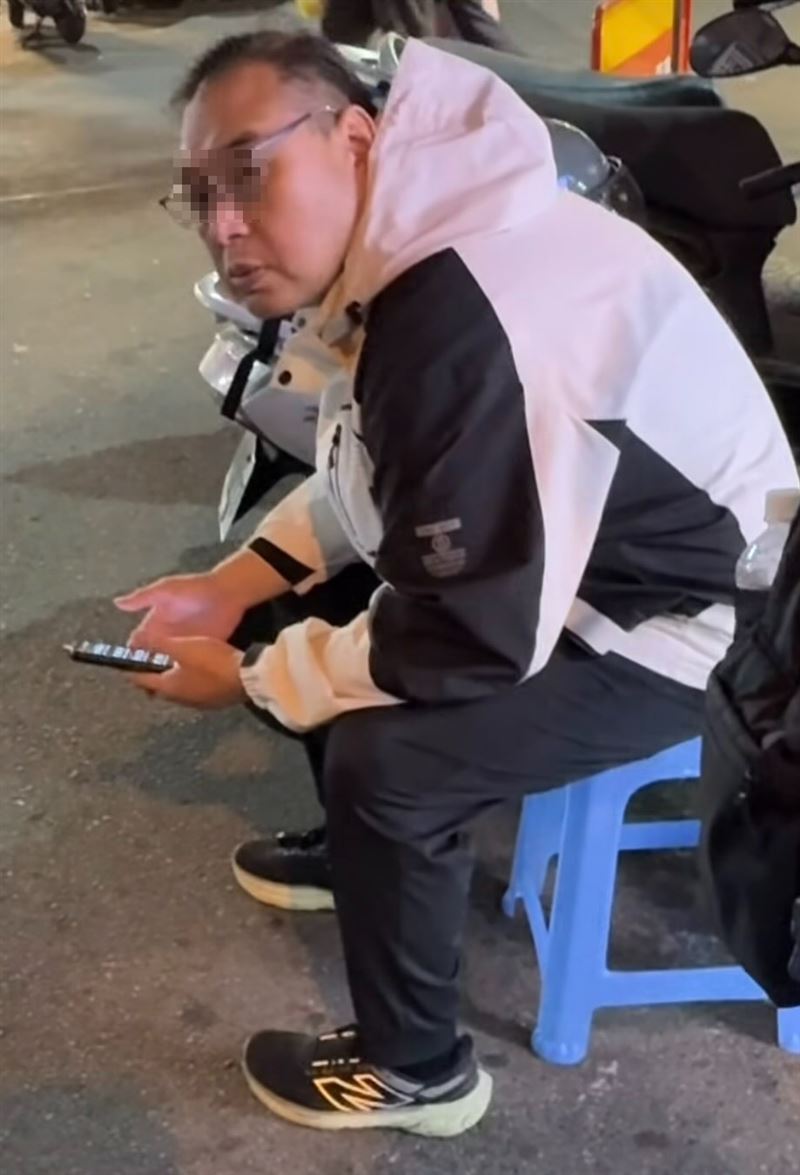 男子發現事跡敗露仍相當鄭定，轉頭怒瞪目擊者。（圖／翻攝自Threads @z_wm1）