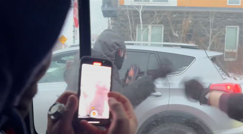 美國保守派記者到明尼蘇達州抗議現場，手上相機被不明人士搶走。（圖／翻攝自X@nicksortor）