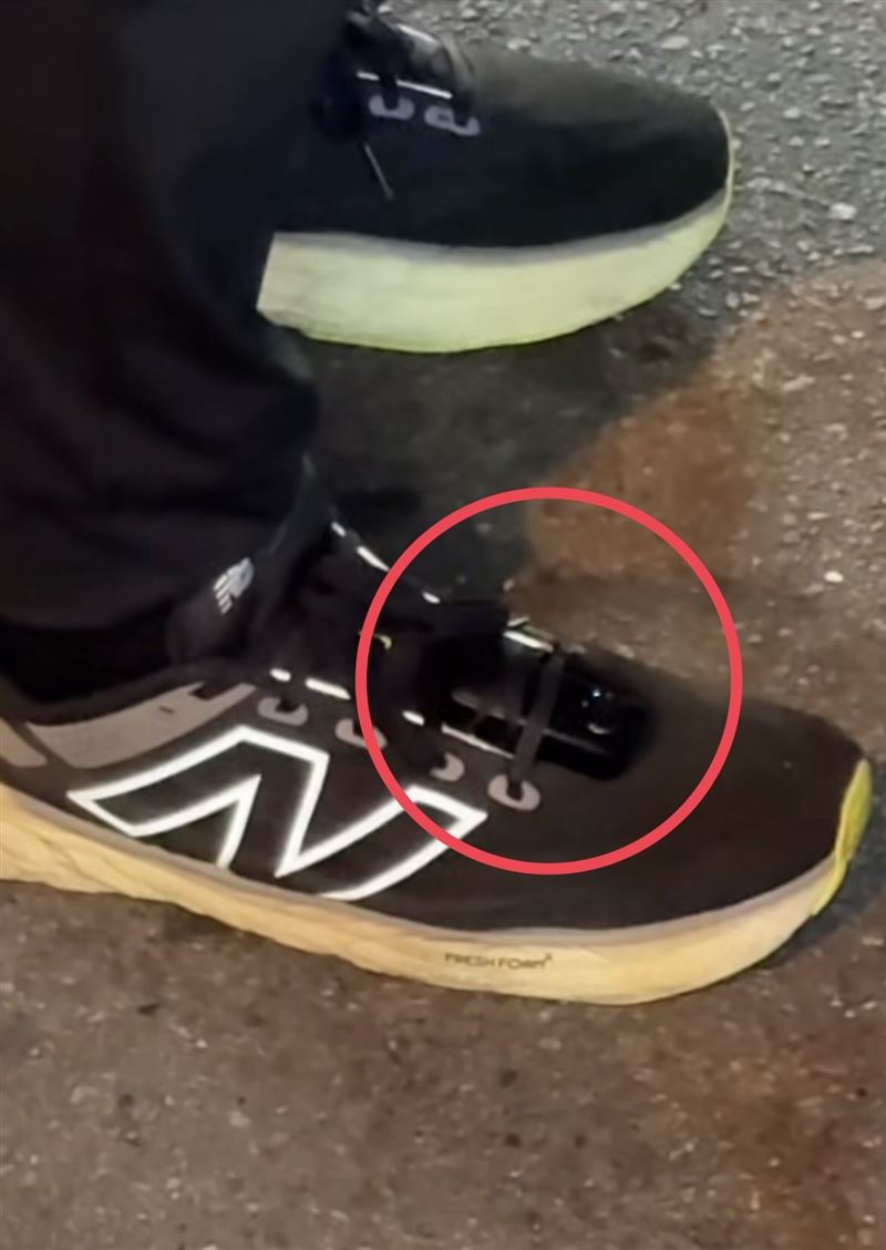 男子鞋頭綁的密錄器相當隱密，要是沒反光不容易被發現。（圖／翻攝自Threads @z_wm1）