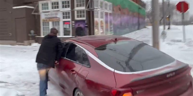 索托的手疑被車門緊緊夾住，兩者拉扯了一大段距離。（圖／翻攝自X@nicksortor）